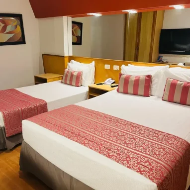 Scorial-quarto-triplo-deluxe-1-cama-de-casal-e-1-cama-de-solteiro-03